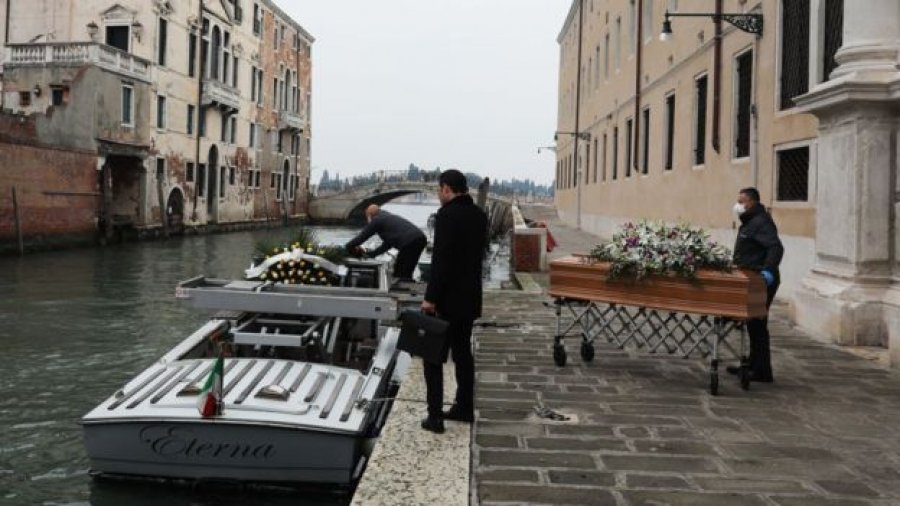 Si Covid-19 po u mohon dinjitetin të vdekurve në Itali