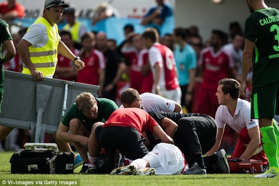 Emocionuese: Futbollisti i Ajaxit del nga koma pas gati 2 vjetësh e gjysmë