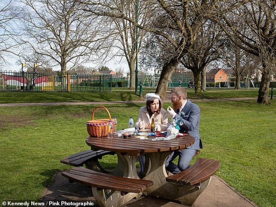 Dasmë në kohën e karantinës, çifti martohet vetëm me prindërit, hanë të vetmuar në park