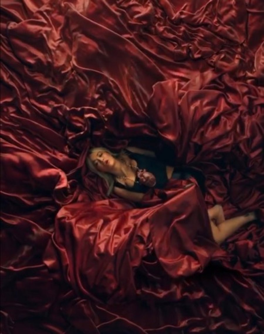 Rita zbulon disa nga skenat seksi të videoklipit 'How to be lonely'