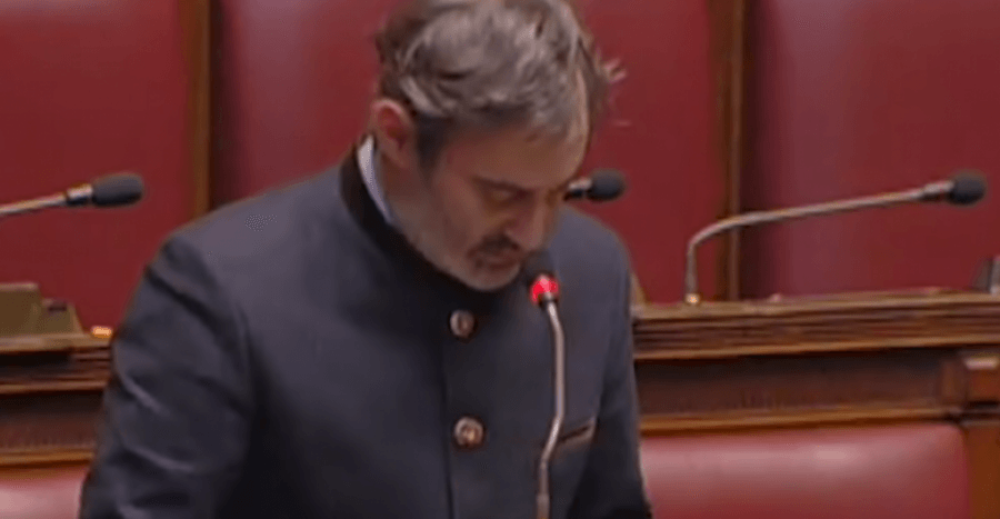 VIDEO/ ‘Nuk dimë ku t’i çojmë viktimat’, deputeti italian nuk i mban dot lotët në parlament