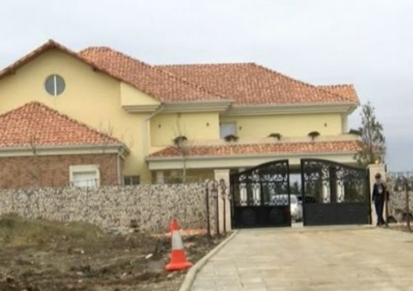 Një serb i dehur arrestohet te shtëpia e presidentit Thaçi, i gjendet një thikë