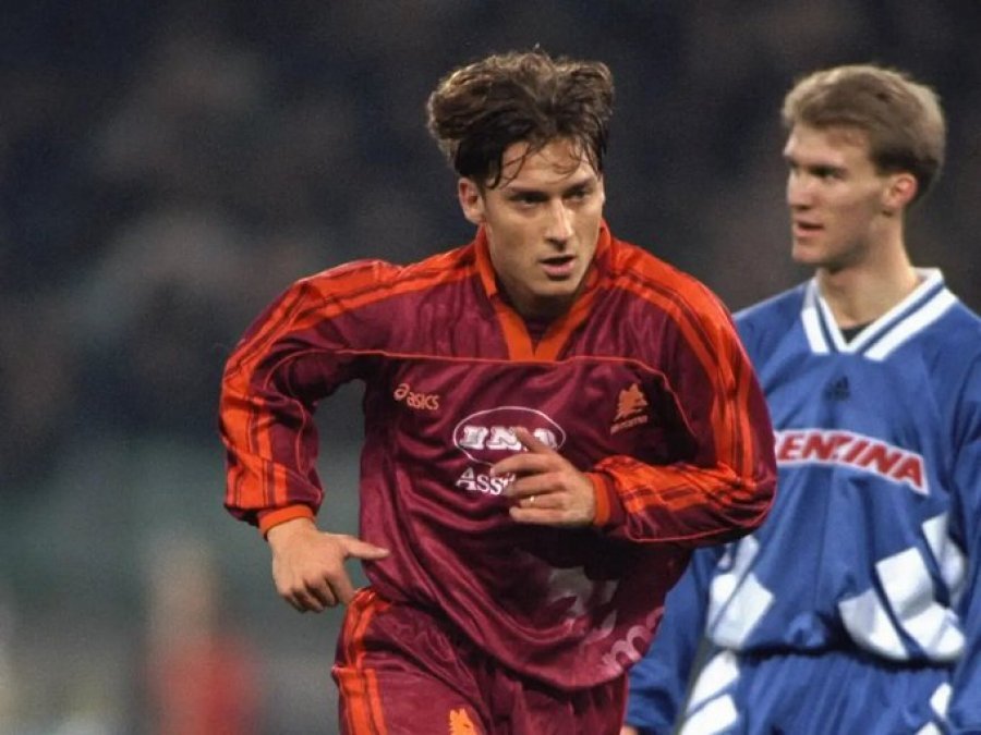 27 vjet më parë debutoi me fanellën e Romës në Serie-A, Totti ka një dedikim