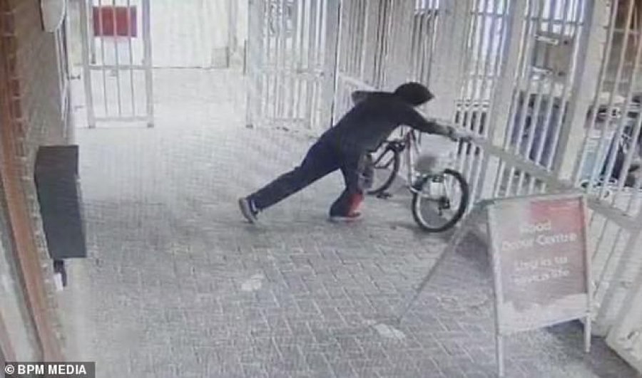 VIDEO/ Momenti shokues, vjedhin biçikletën e infermieres në vijën e parë kundër koronavirusit