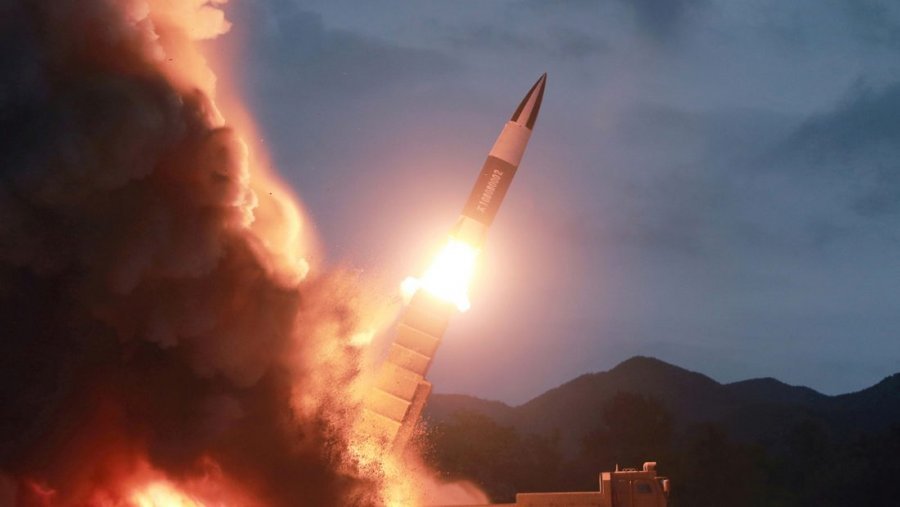 Bota e ka mendjen te koronavirusi, Kim Jong-un hedh raketa