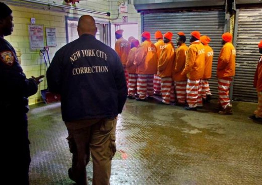 Përshpejtohet përhapja e koronavirusit në burgjet e SHBA/ I burgosuri: Gardianja u rrëzua në tokë 