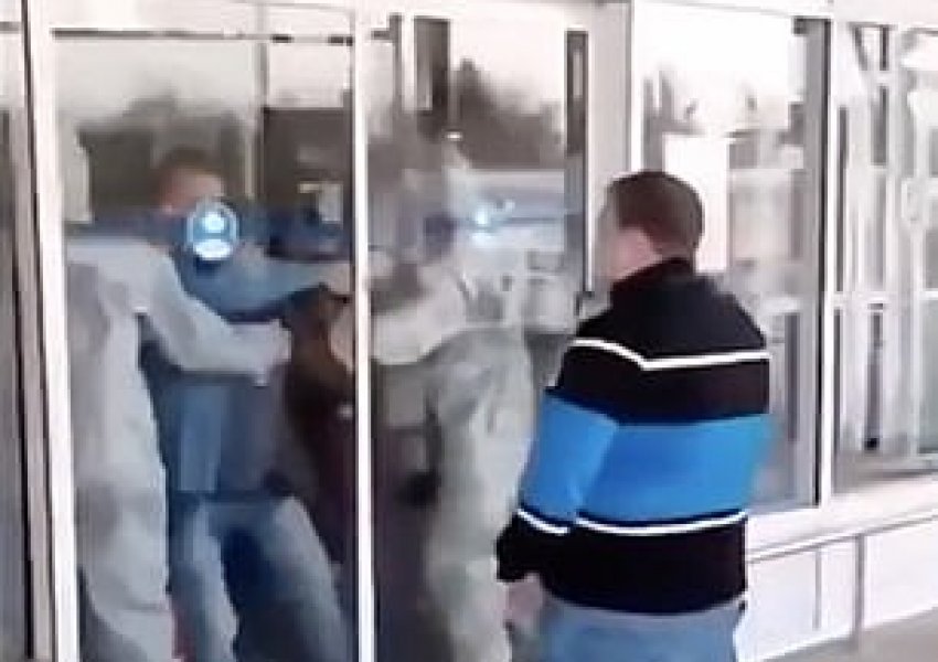 VIDEO/ Ukrainasit refuzojnë karantinën, shpërthejnë dyert në aeroport  