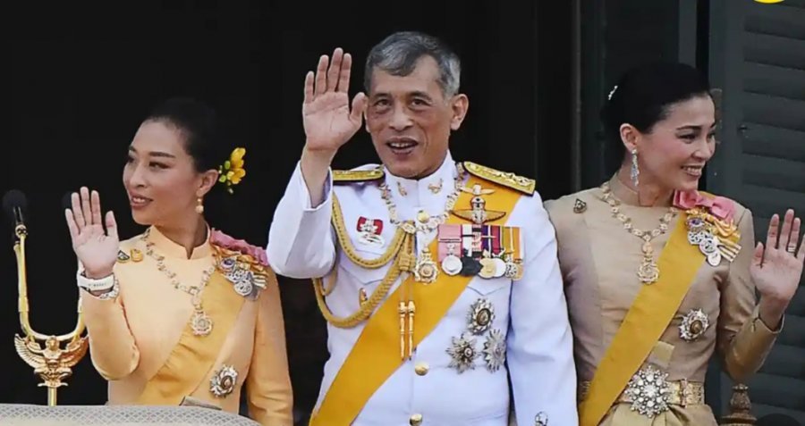 Në izolim me 20 femra/ Mbreti tajlandez ‘masakrohet’ në rrjetet sociale, komentuesit rrezikojnë burgun  
