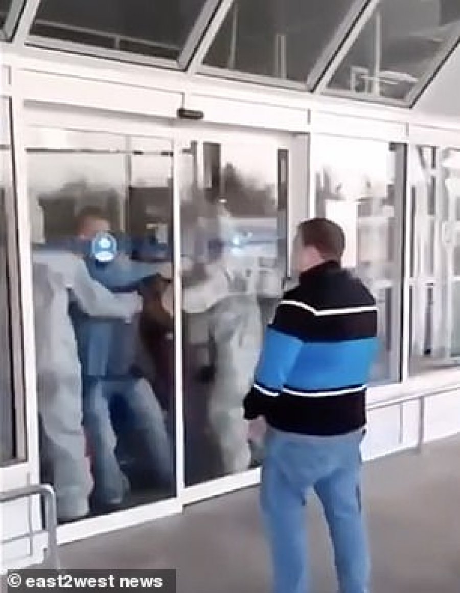 VIDEO/ Ukrainasit refuzojnë karantinën, shpërthejnë dyert në aeroport  