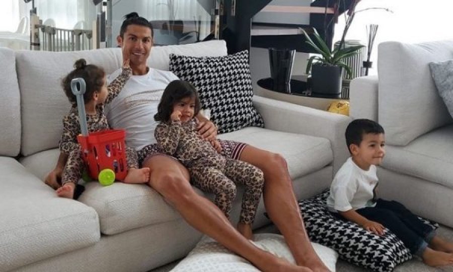 Ronaldo: Qëndrojmë në shtëpi, le të ndihmojmë sadopak mjekët e infermierët