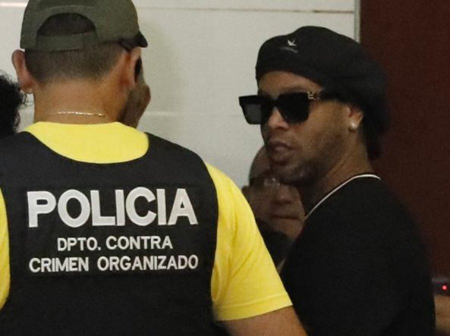 VIDEO/ Klasi nuk mjafton, Ronaldinho mposhtet në burg nga dy ish-policë