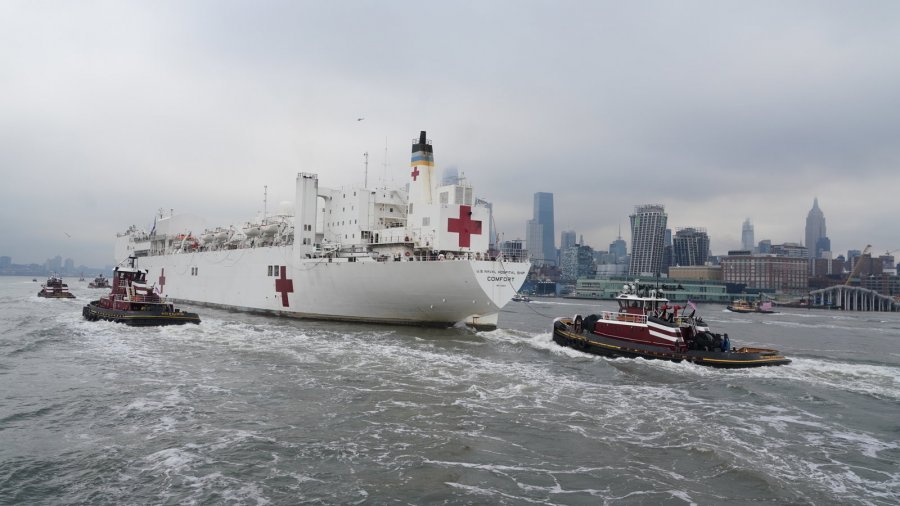 Amerikanët brohorasin mbërritjen e anijes spitalore të Marinës së SHBA