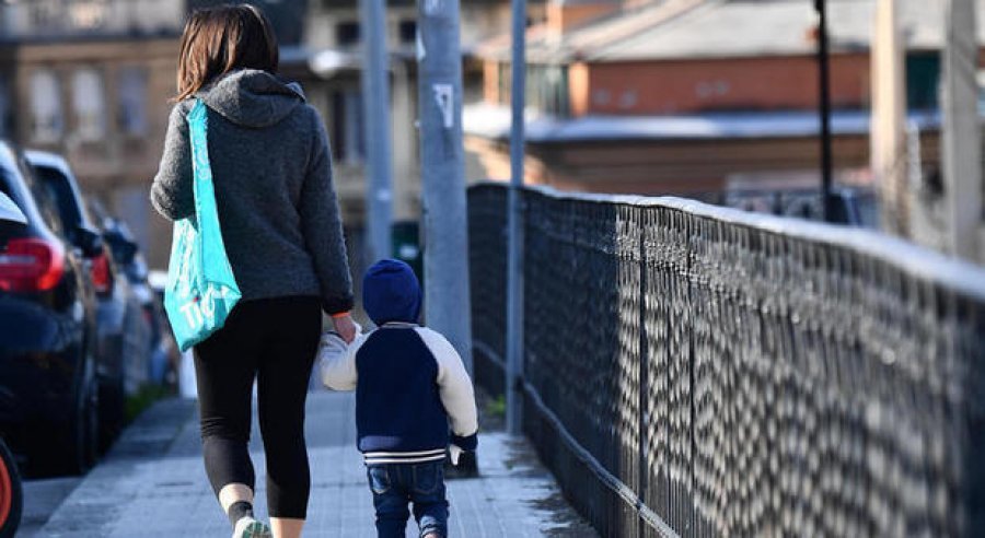 Koronavirusi/ Qarkorja e re e Ministrisë së Brendshme italiane: Lejohet ecja prind-fëmijë  