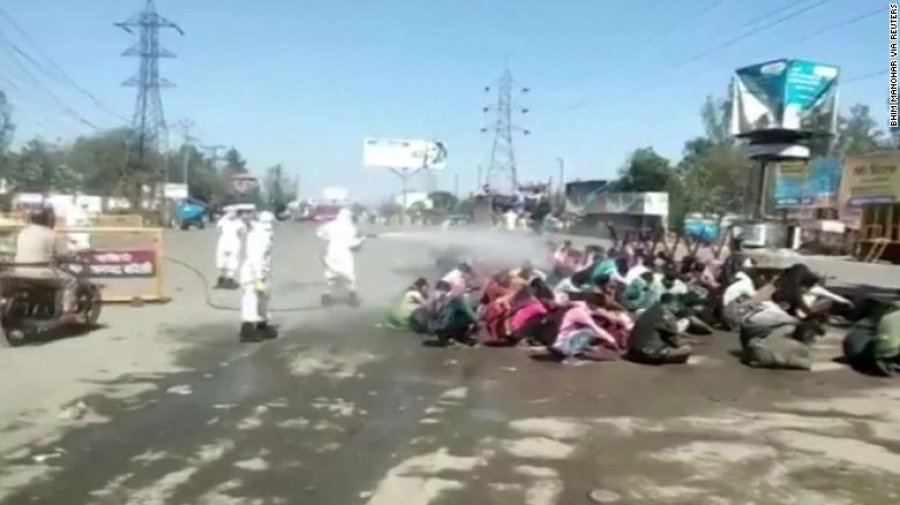 ‘Lavazh kundër COVID-19’, shteti indian spërkat 5000 banorë me dezinfektant