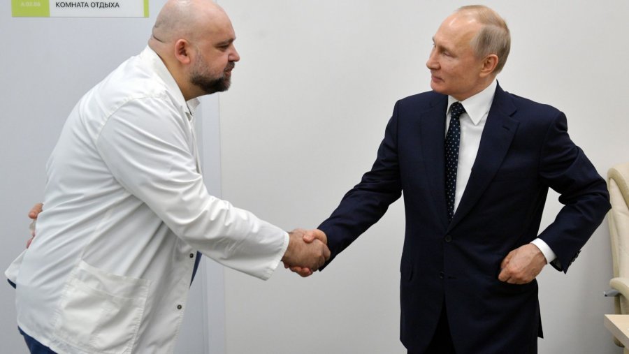 Shtrëngoi dorën me Putin javën e kaluar/ Mjeku rezulton pozitiv me koronavirus  