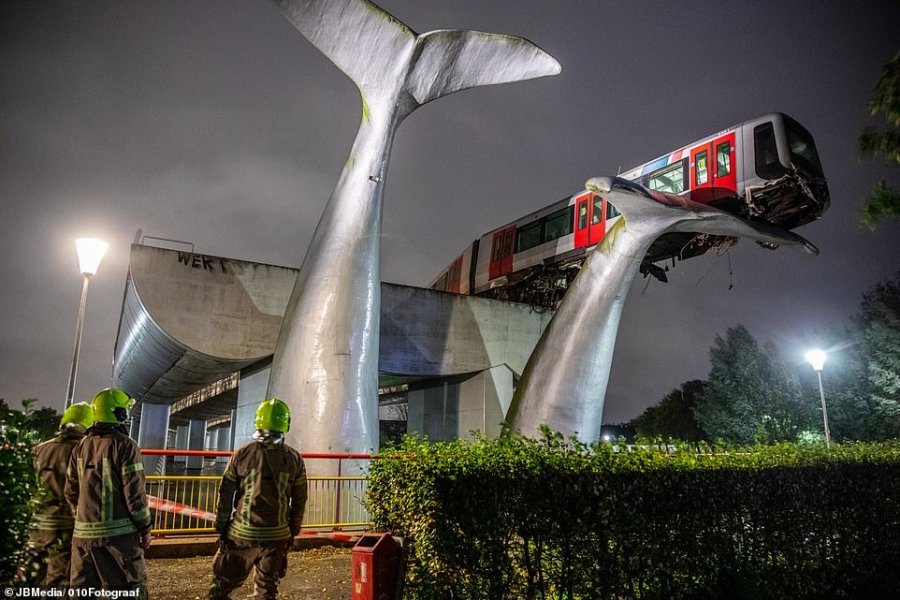 FOTO/ Aksidenti i çuditshëm, treni del nga metroja e mbetet pezull mbi skulpturën 8 metra