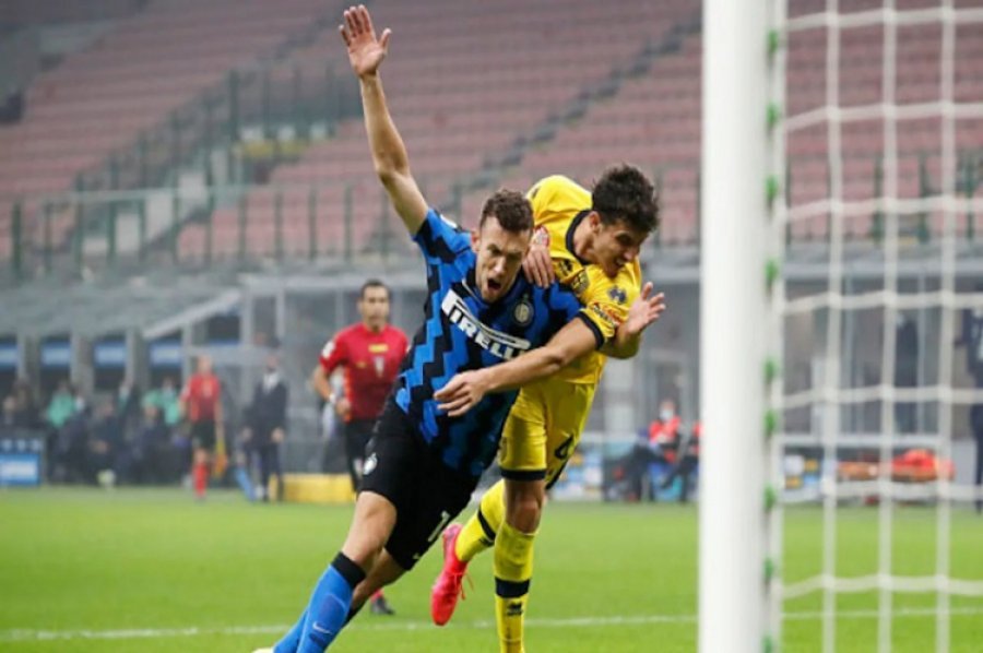 Dënohen arbitrat e Inter-Parma, nuk u dha penallti për Perisic