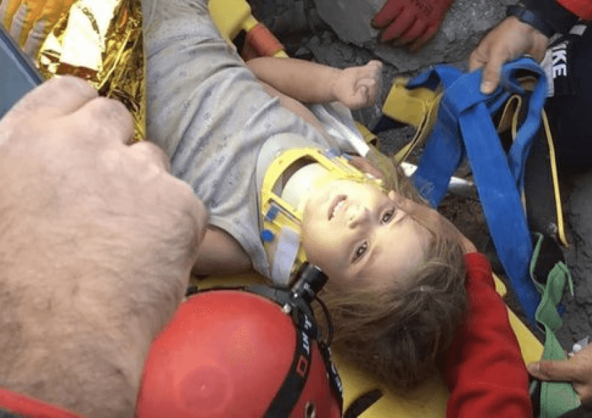 VIDEO/ Nxirret e gjallë edhe një vajzë 4-vjeçare në Izmir, 91 orë nën rrënojat e tërmetit
