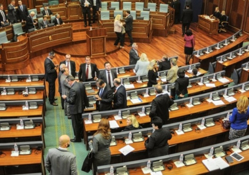 Kuvendi i Kosovës u blen 10 mijë euro libra deputetëve