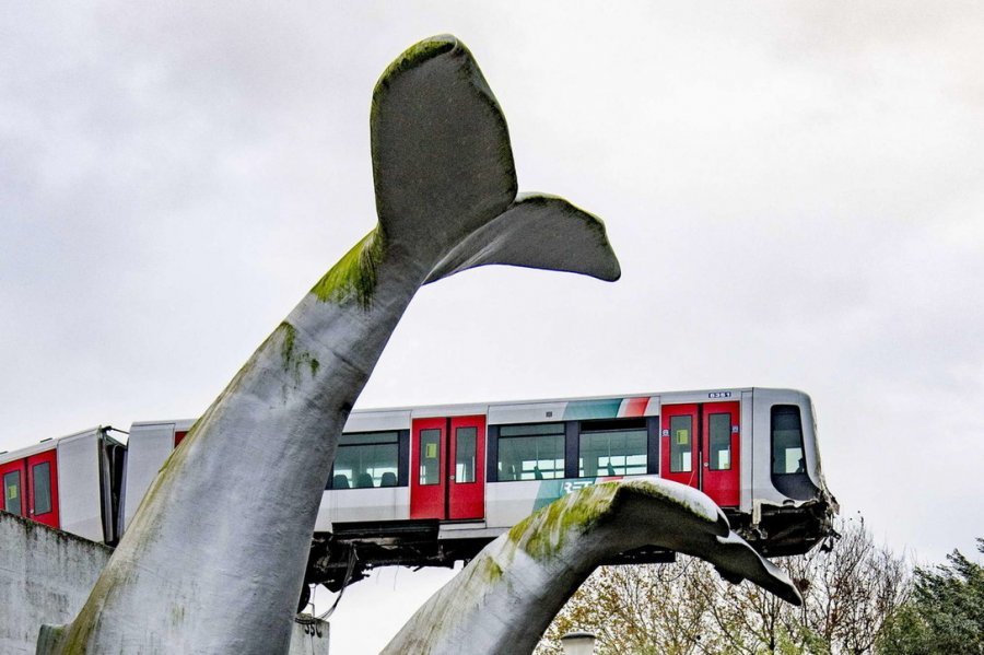 Statuja plastike e një balene shpëton metronë e dalë nga shinat