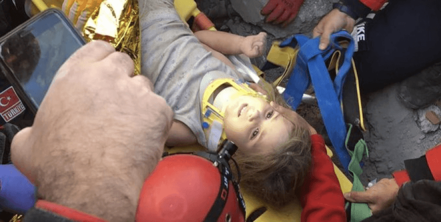 VIDEO/ Nxirret e gjallë edhe një vajzë 4-vjeçare në Izmir, 91 orë nën rrënojat e tërmetit