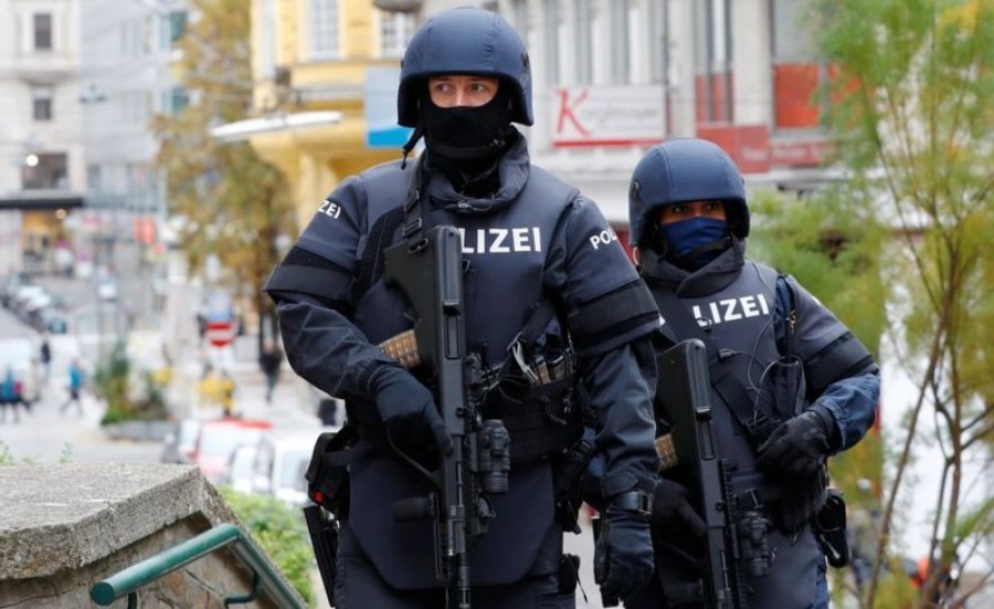 Vjena/ Policia sllovake paralajmëroi se terroristi shkoi të blinte plumba për kallashnikovin