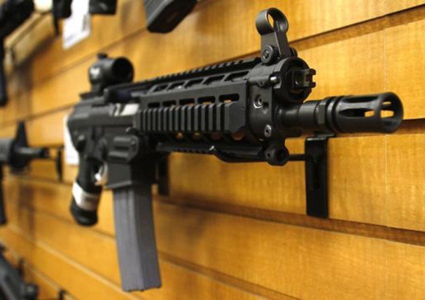  Vidhen pistoleta nga dyqani i armëve në Gllogoc