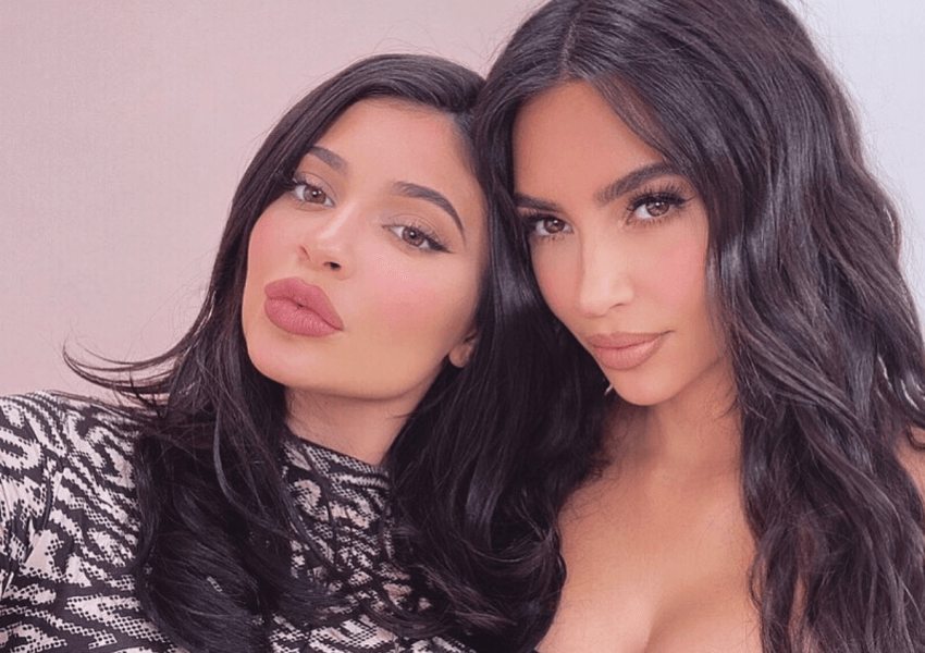 Kë dalloni Kim Kardashian apo Kylie Jenner? Fotoja që po bën lëmsh rrjetin 