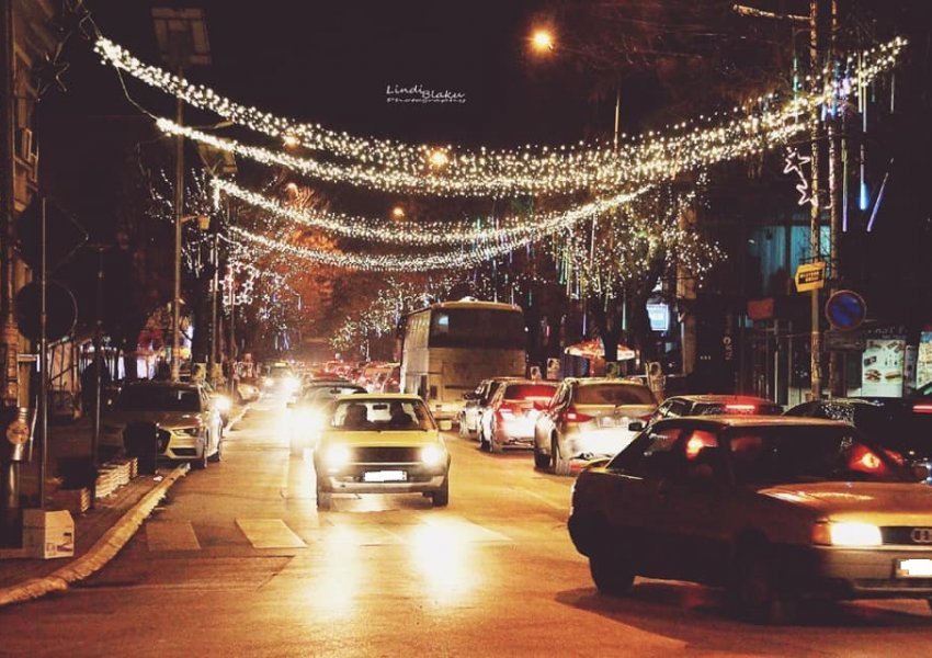 Pandemia nuk ua le shenjë, kjo komunë e Kosovës shpall tender për të dekoruar qytetin për Vitin e Ri!