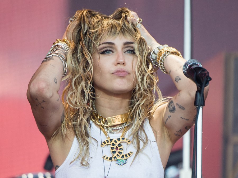 Miley Cyrus pranon se ka patur probleme me alkoolin gjatë pandemisë 