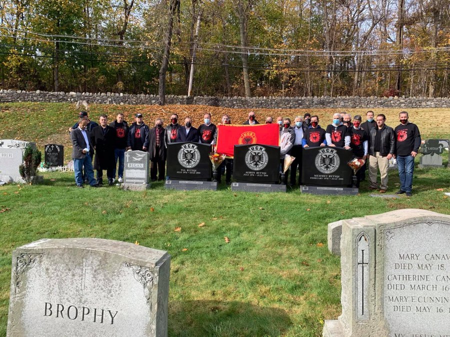 Ish- luftëtarët e batalionit 'Atlantiku', para memorialit të heronjve të Kosovës në SHBA
