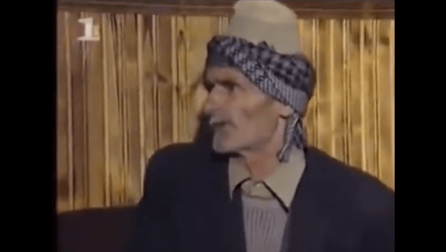 ‘Shkova nanë’, VIDEO e tmerrshme: Si e detyronin serbët plakun shqiptar të fliste kundër UÇK-së