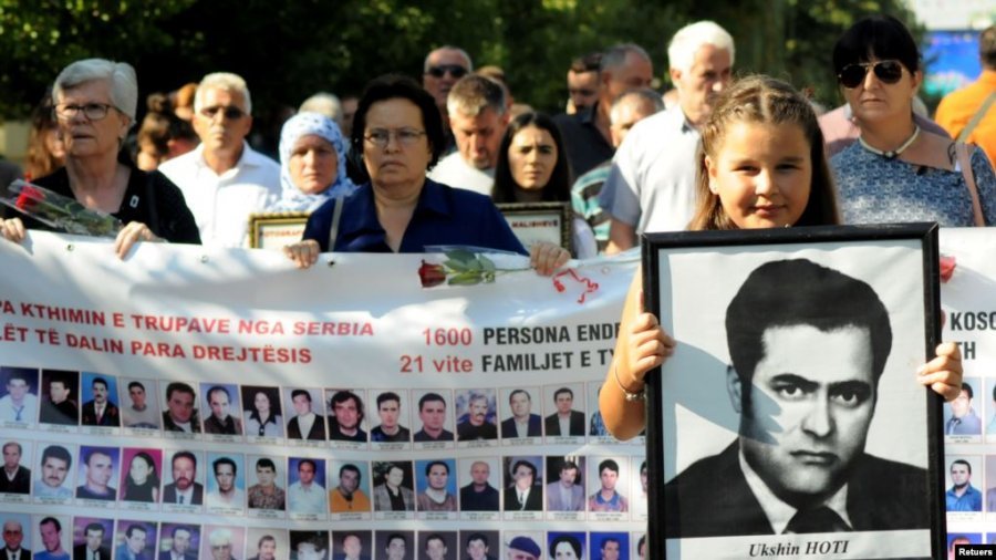 ‘Varrezë masive me trupa të shqiptarëve’/ Kosova në pritje të gërmimeve në Serbi