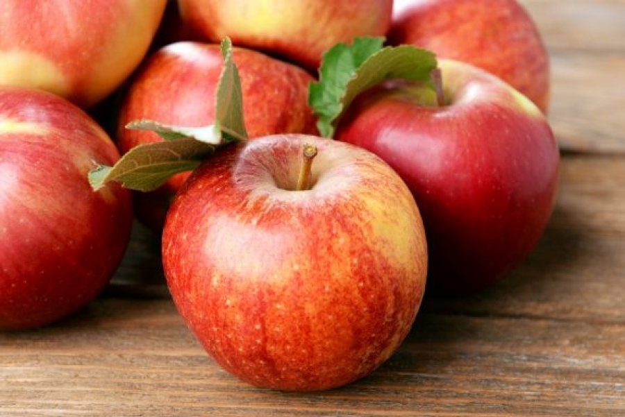 Një mollë në ditë e mban mjekun larg, por e paskemi ngrënë në mënyrë të gabuar deri më tani