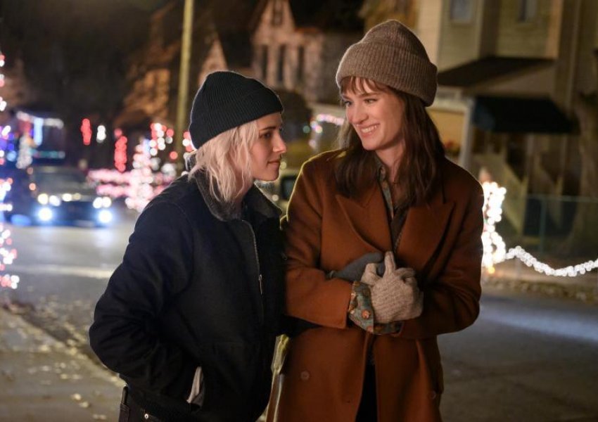  ‘Happiest Season’, filmi që ka në sfond historinë e dy vajzave lesbike. Frika e përballjes me realitetin dhe botën  