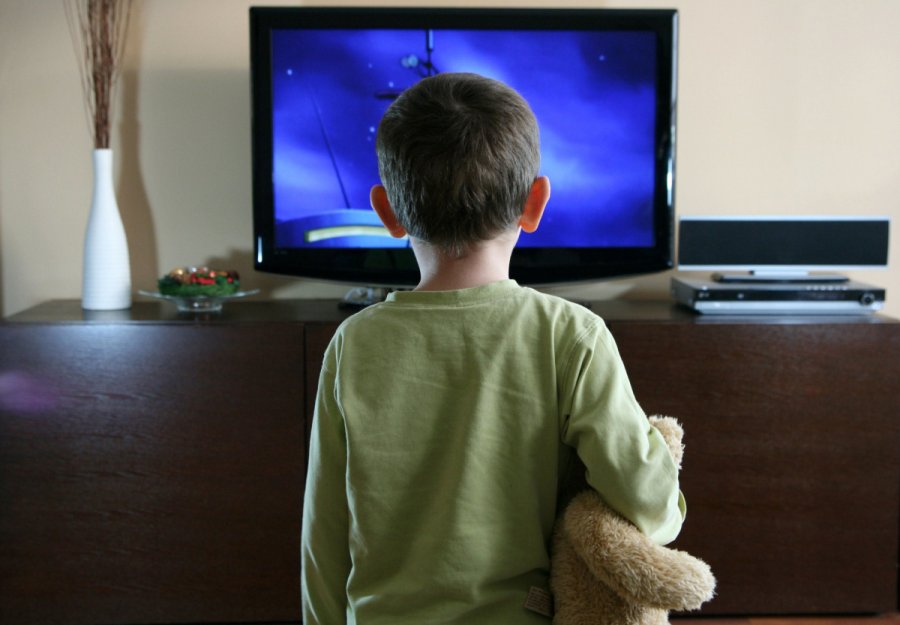 Stresoheni se fëmija juaj sheh shumë TV? Zbuloni studimin e ri: Një në dy fëmijë e kanë si antistres