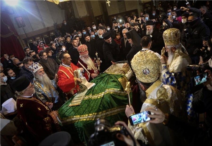  COVID-19/ Imazhe të pabesueshme vijnë nga ceremonia e lamtumirës së Patriakut serb, Irinej