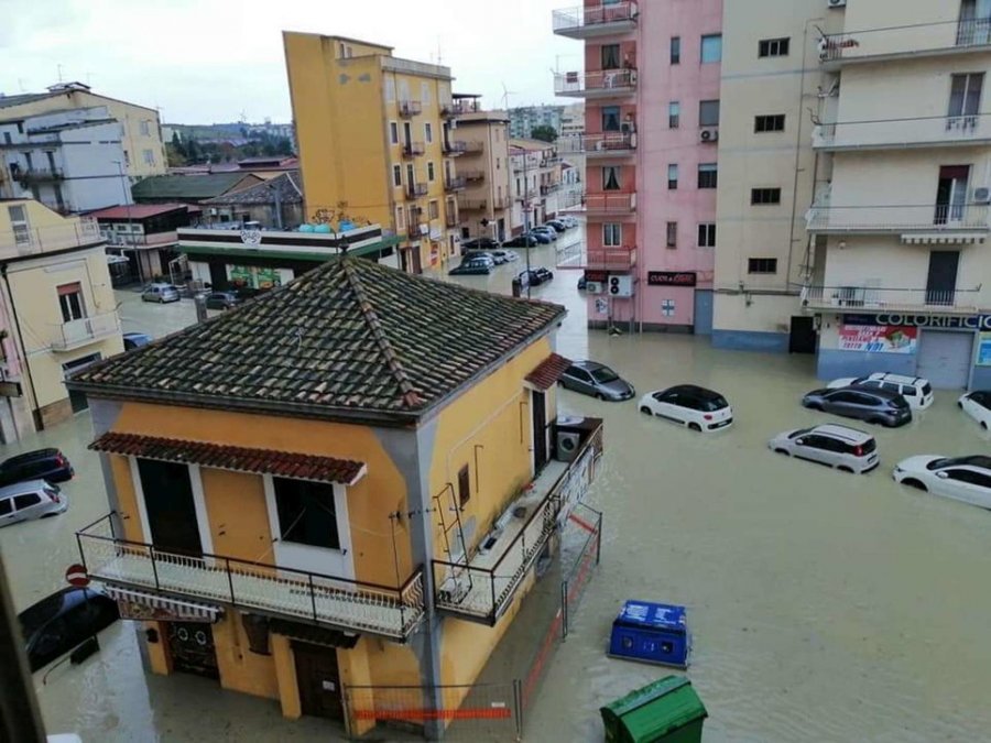 Stuhia godet Italinë, kryetari i Bashkisë Crotone ju bën thirrje qytetarëve: Mos dilni nga shtëpia