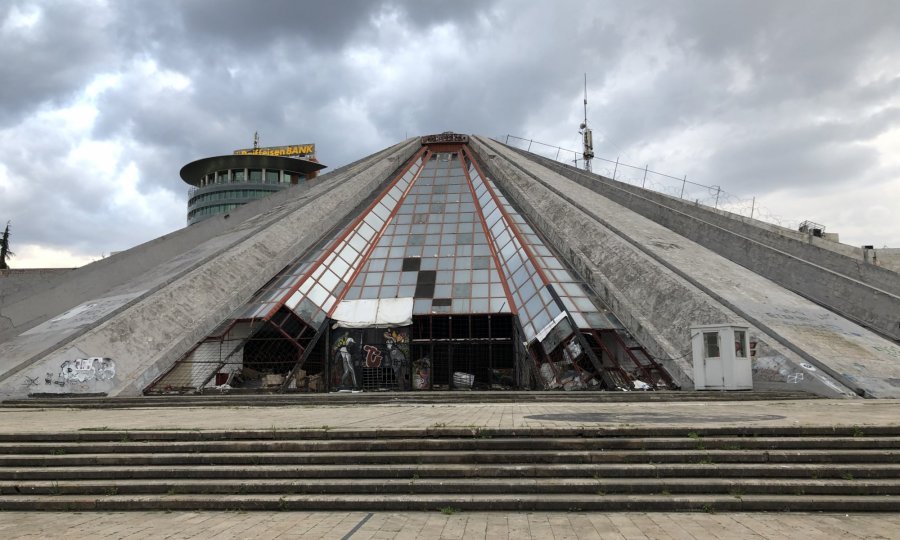 Merr flakë Piramida në qendër të Tiranës