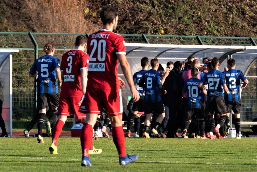 VIDEO/ Futbollisti shqiptari realizon golin e fitores, ekipi italian ngjitet në krye të renditjes me 3 kuqezinj në fushë