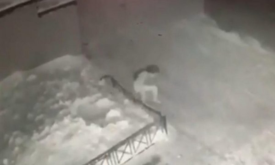 VIDEO/ Bie nga kati katërt në borë 6-vjeçarja, ngrihet sikur nuk ka ndodhur asgjë