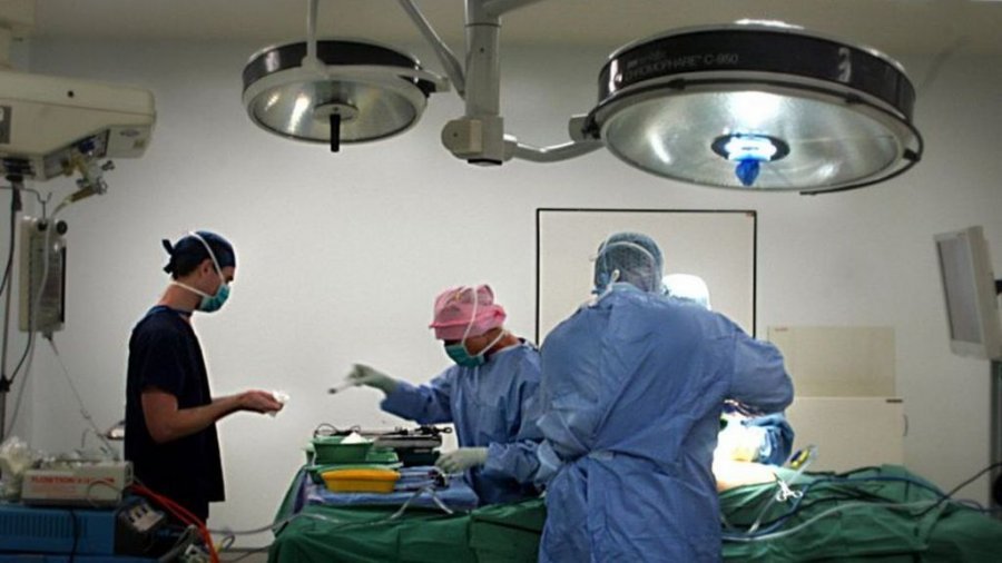 ‘Vdiq duke kryer detyrën’, Kirurgu pëson atak kardiak në sallën e operacionit