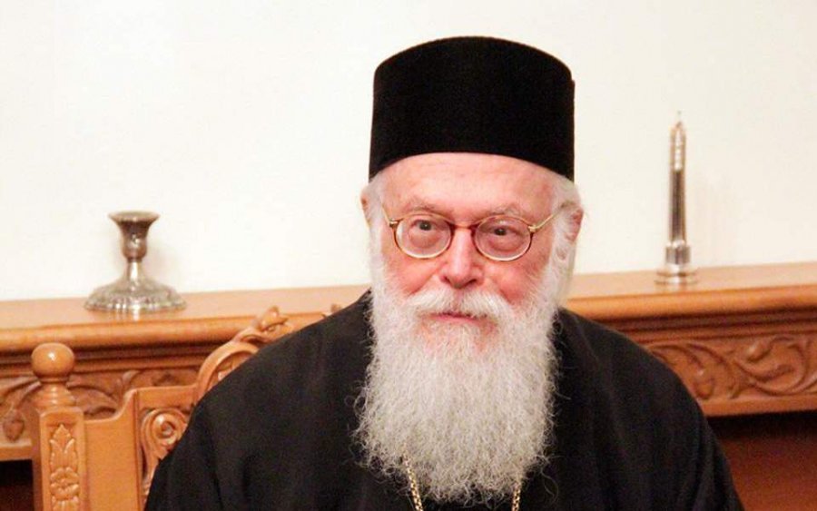 Kryepeshkopi Anastas rikthehet në Shqipëri pasi u kurua në Greqi për Covid -19