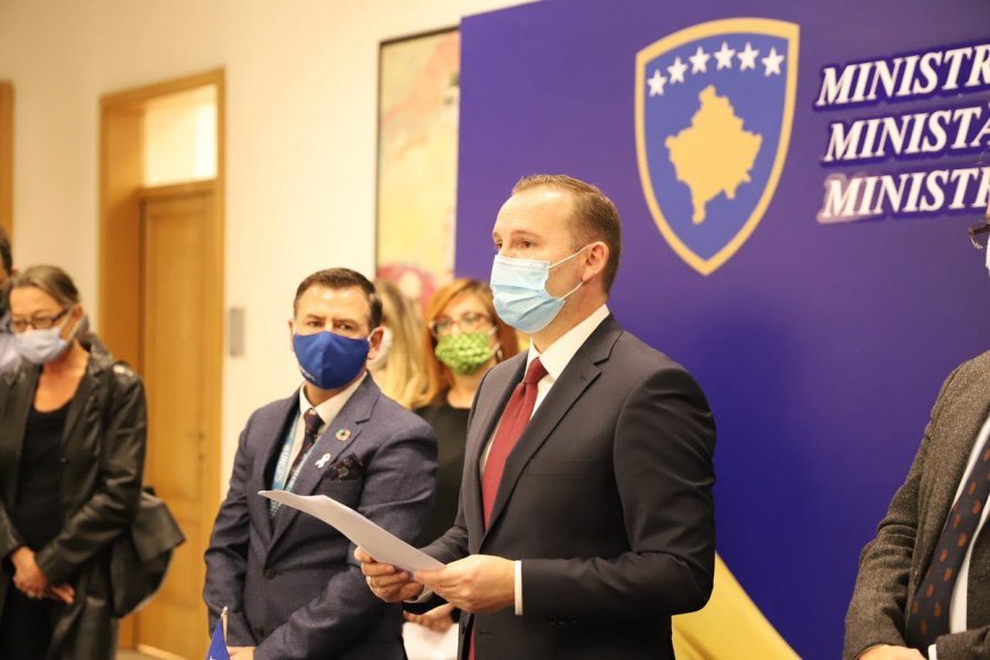 Ministri Zemaj: Alarmante, rritja e rasteve me COVID në Kosovë