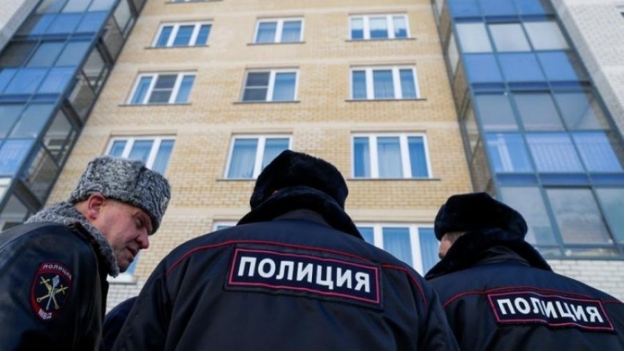 Pengmarrje në Shën Petersburg, burri i dehur me sëpatë në dorë, mban në apartament gjashtë fëmijë