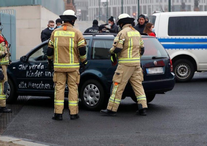 FOTO/ Makina përplaset te dyert e kancelarisë gjermane, ja arsyeja