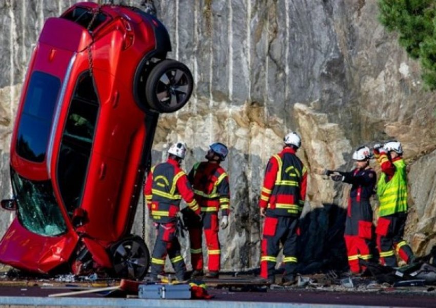 Volvo hodhi dhjetë vetura të reja nga një lartësi prej 30 metrash! Mësoni përse