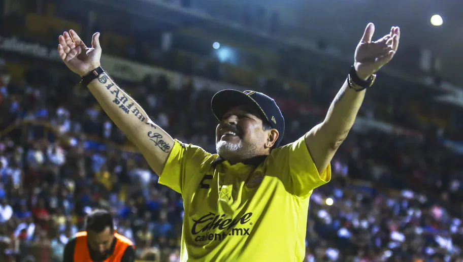 ‘Futbolli humbi një mbret, u prehsh në paqe’/ Dedikimi i Dukës dhe i kuqezinjve për Maradonën