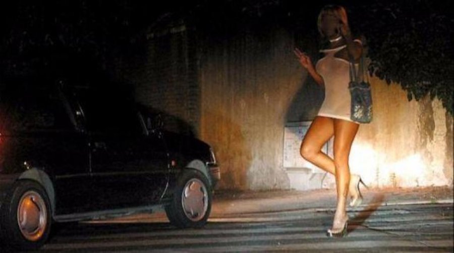 Rrugët e Tiranës vatër prostitucioni, vajzat thyejnë shtetrrethimin në kërkim të klientëve