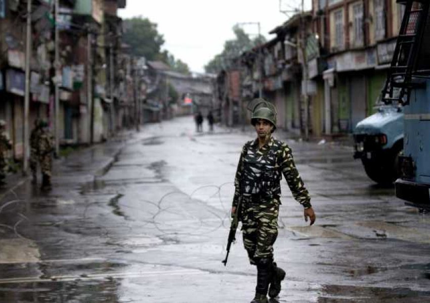 Përleshje në Kashmir, dy ushtarë Indian mbeten të vrarë
